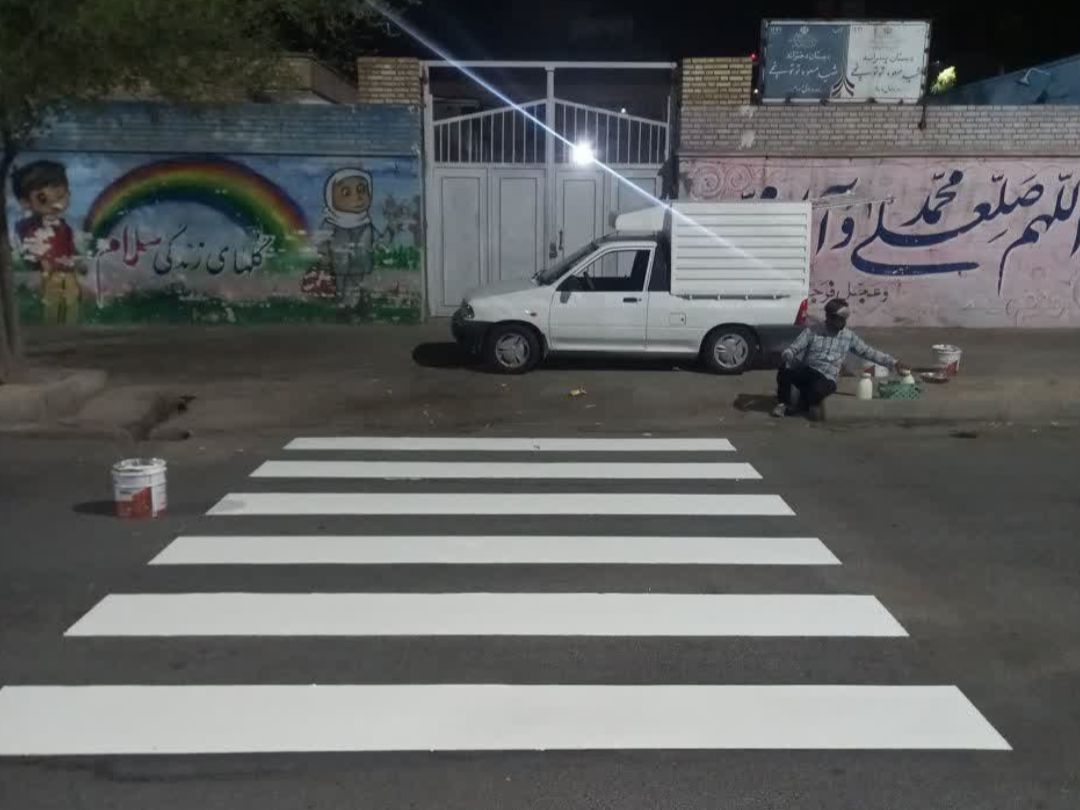 خط‌کشی عابر پیاده مقابل مدارس دزفول در آستانه بازگشایی مدارس