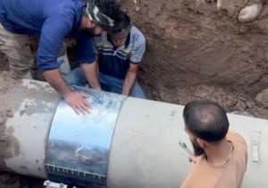 اجرای عملیات چند ساعته رفع شکستگی خط اصلی انتقال آب در خیابان امام خمینی (ره) دزفول 