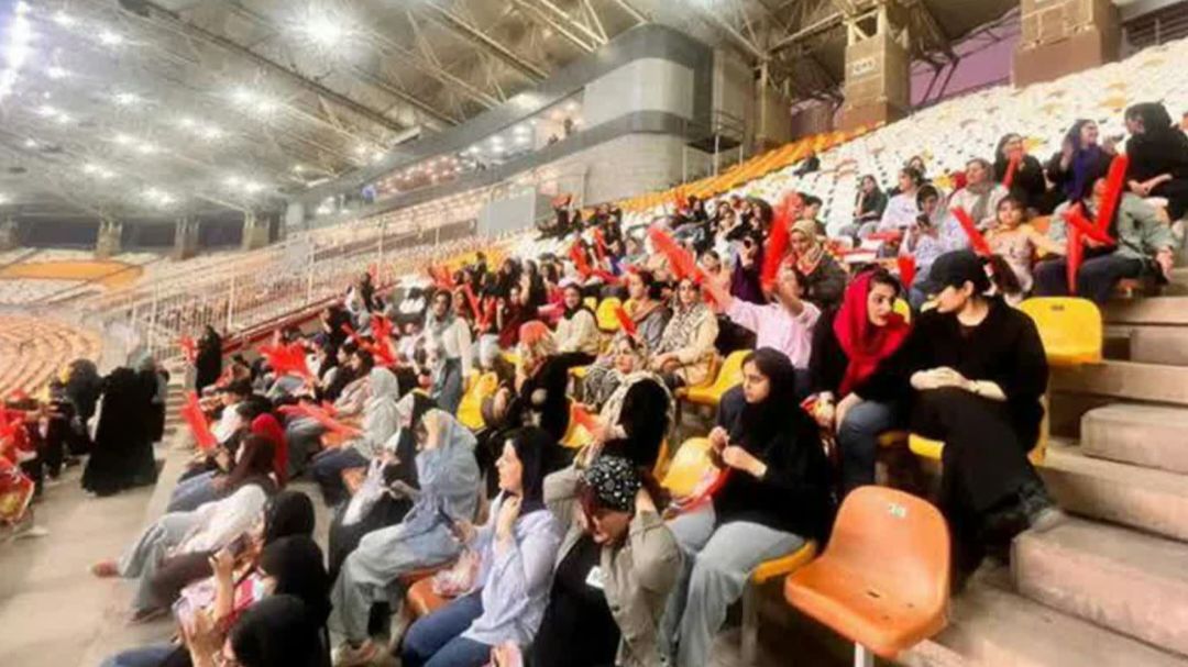 بانوان خوزستانی تماشاگر مسابقه لیگ برتر