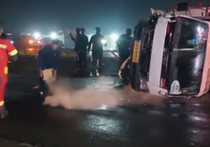 واژگونی یک دستگاه کامیونت در کمربندی اندیمشک بهمراه یک مصدوم