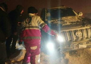 نجات ۱۰ گردشگر گرفتار شده در برف و کولاک ارتفاعات دزفول 