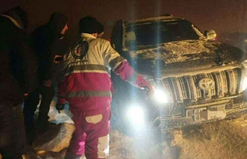نجات ۱۰ گردشگر گرفتار شده در برف و کولاک ارتفاعات دزفول 