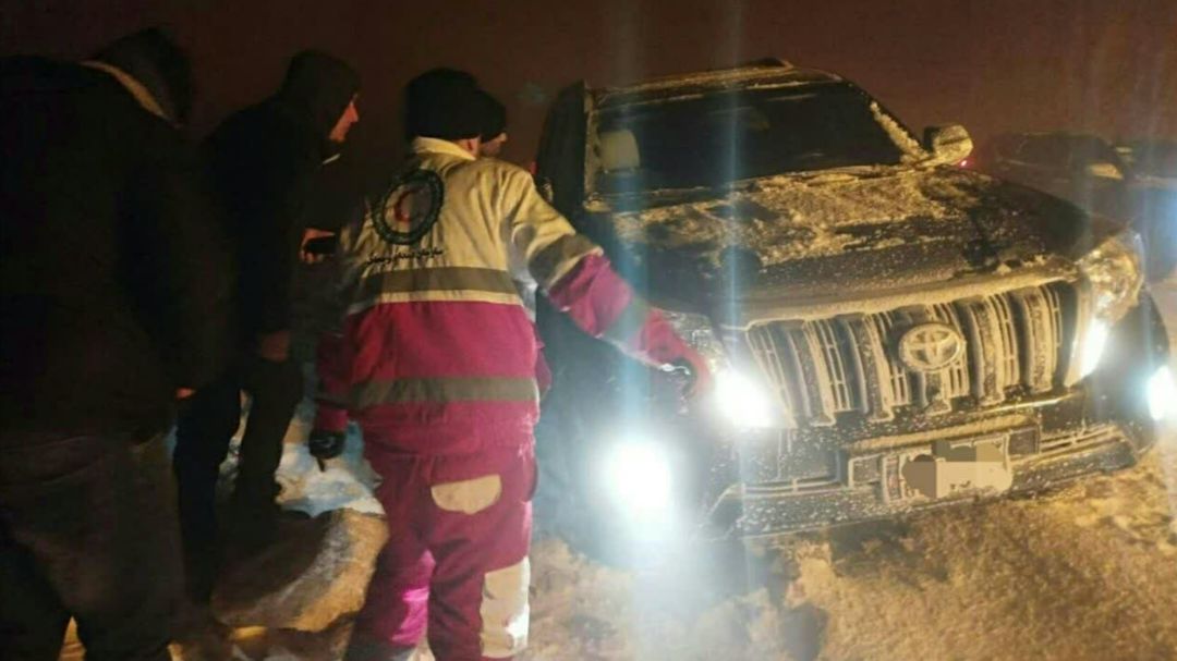 نجات ۱۰ گردشگر گرفتار شده در برف و کولاک ارتفاعات دزفول 