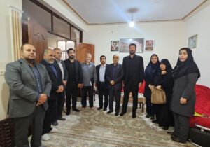 دیدار مدیر کل ورزش و جوانان خوزستان و مسئولان شهری با خانواده شهید فرهاد زاده از شهدای ورزشکار 