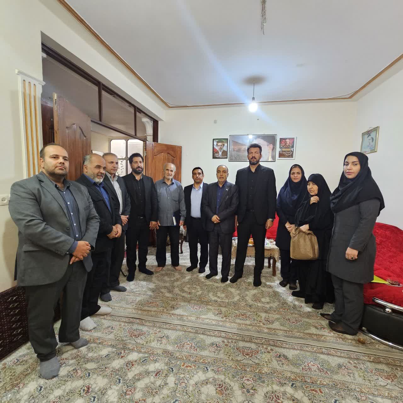 دیدار مدیر کل ورزش و جوانان خوزستان و مسئولان شهری با خانواده شهید فرهاد زاده از شهدای ورزشکار 